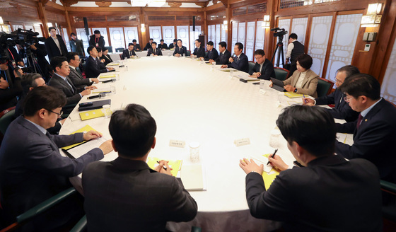 당정 "부동산감독원 조속 설립키로…유통산업법 개정 추진"(종합)