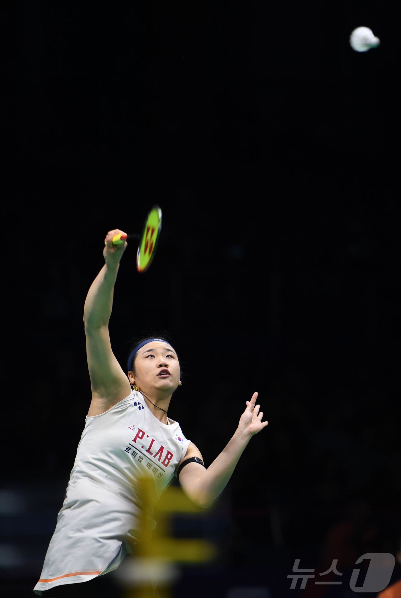 (신화=뉴스1) = 배드민턴 여자 국가대표 안세영이 8일(현지시간) 중국 칭다오 콘손체육관에서 열린 '2026 아시아남녀단체배드민턴선수권대회 여자부 결승'에서 경기를 펼치고 있다. …