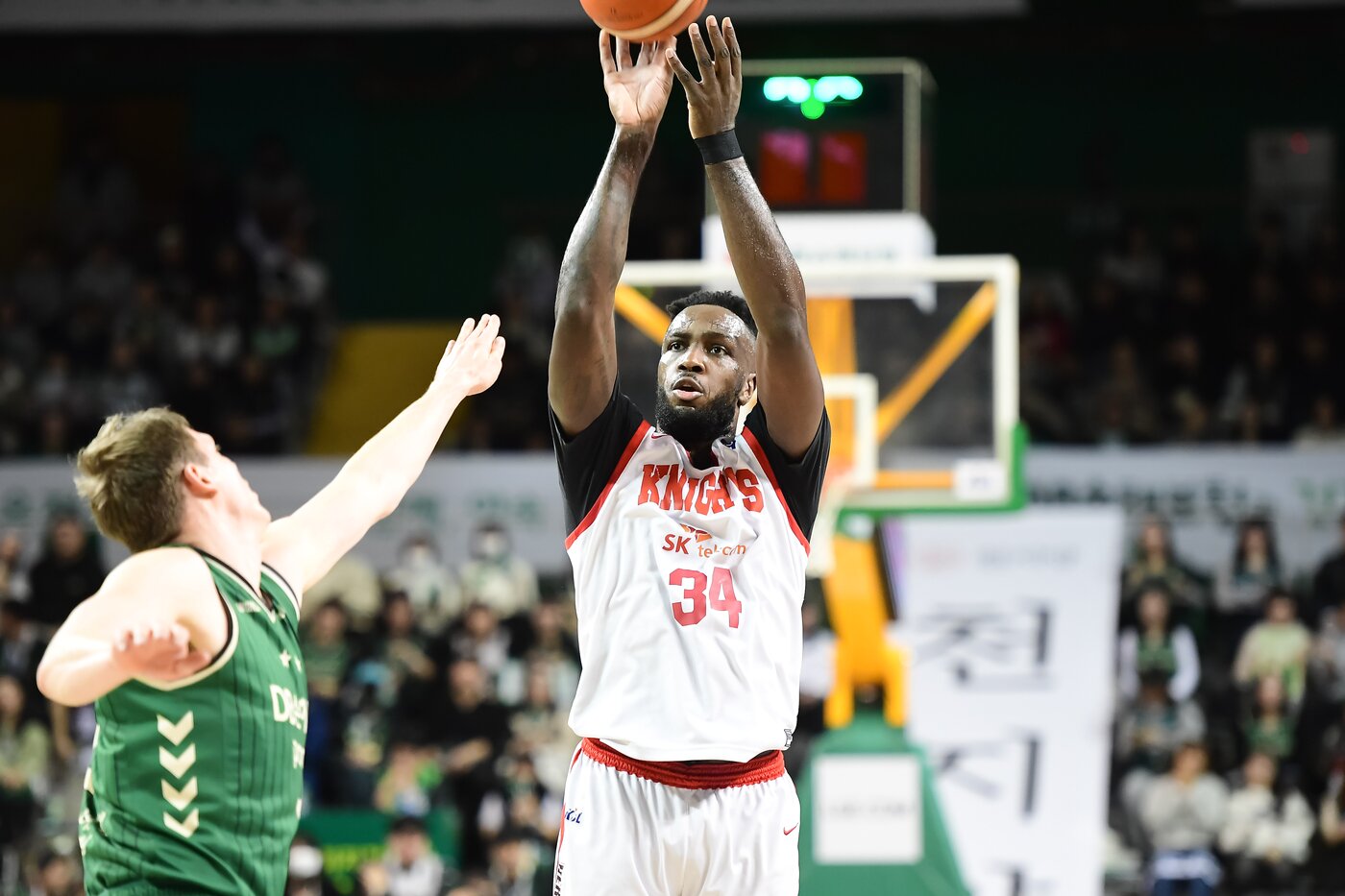 본문 이미지 - 원주 DB와 원정 경기에서 슛을 시도하는 자밀 워니. (KBL 제공)