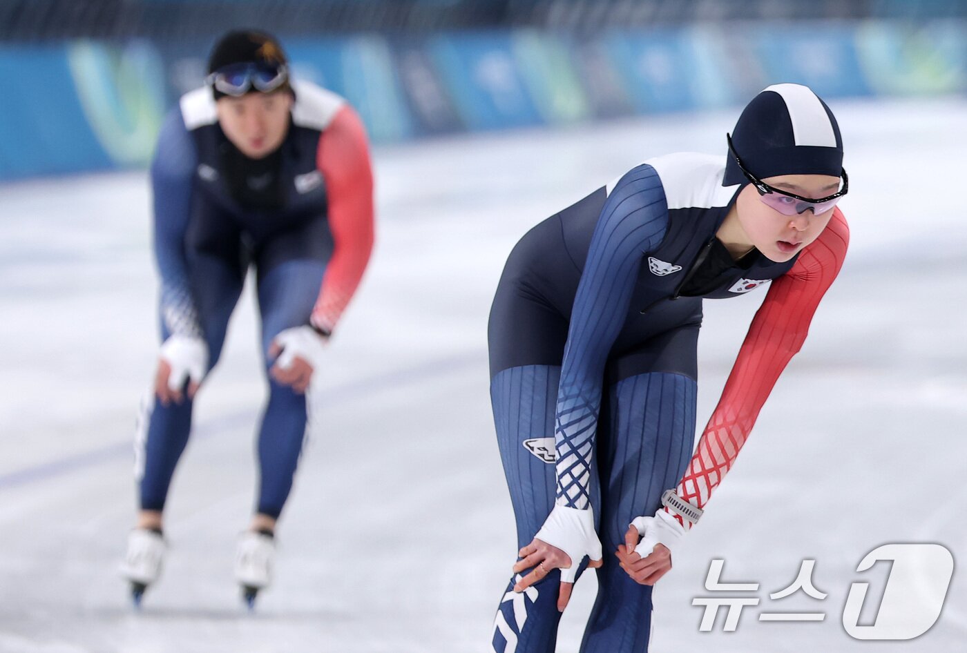 본문 이미지 - 스피드스케이팅 김민선과 김준호가 8일(현지시간) 이탈리아 밀라노 스피드스케이팅 스타디움에서 훈련 도중 숨을 고르고 있다. 2026.2.8 ⓒ 뉴스1 김성진 기자