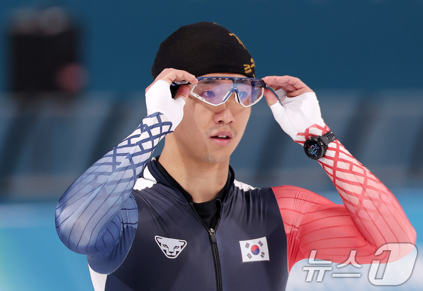 (밀라노=뉴스1) 김성진 기자 = 스피드스케이팅 김준호가 8일(현지시간) 이탈리아 밀라노 스피드스케이팅 스타디움에서 훈련에 앞서 고글을 착용하고 있다. 2026.2.8/뉴스1