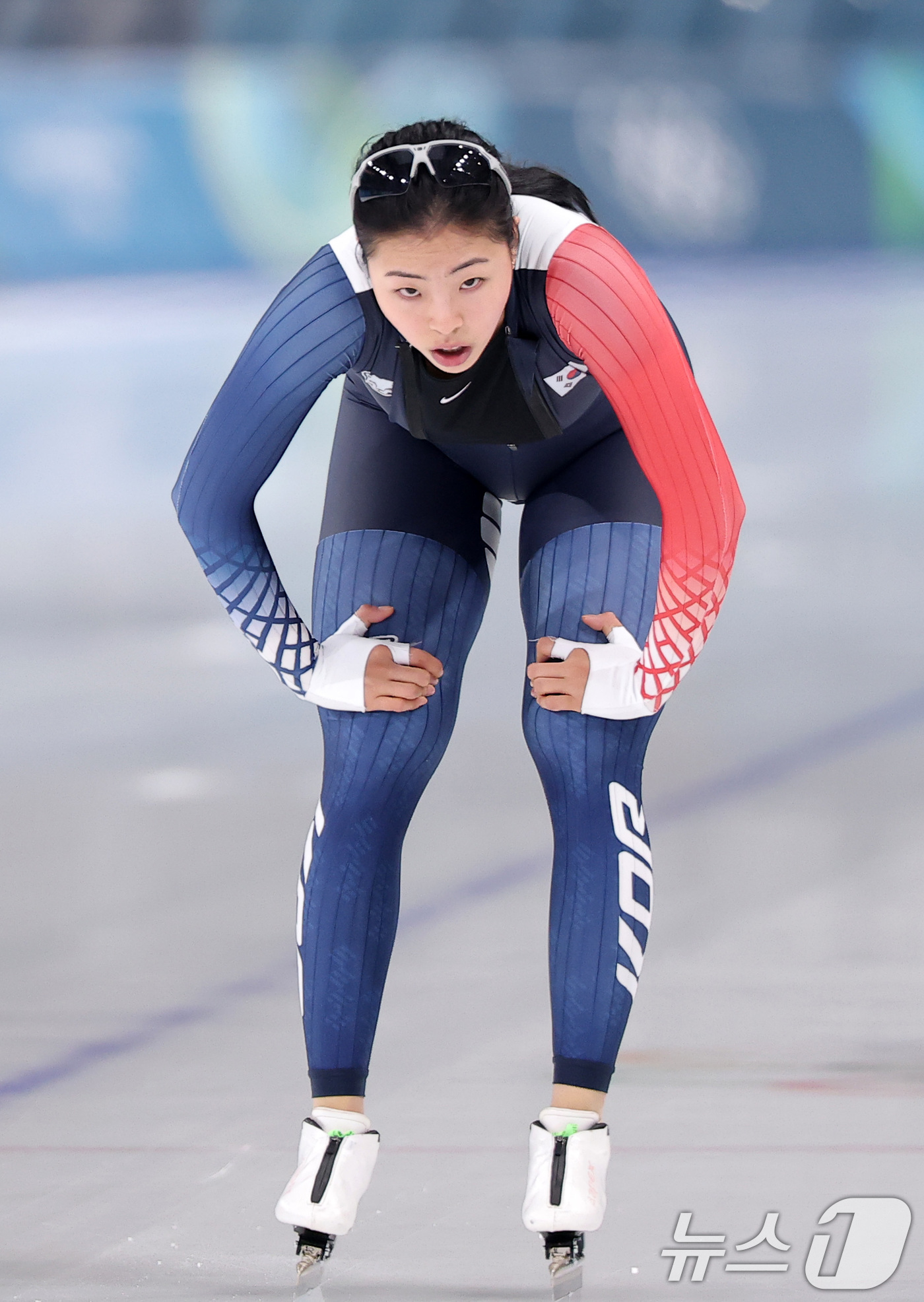 (밀라노=뉴스1) 김성진 기자 = 스피드스케이팅 이나현이 8일(현지시간) 이탈리아 밀라노 스피드스케이팅 스타디움에서 훈련 도중 숨을 고르고 있다.  2026.2.8/뉴스1