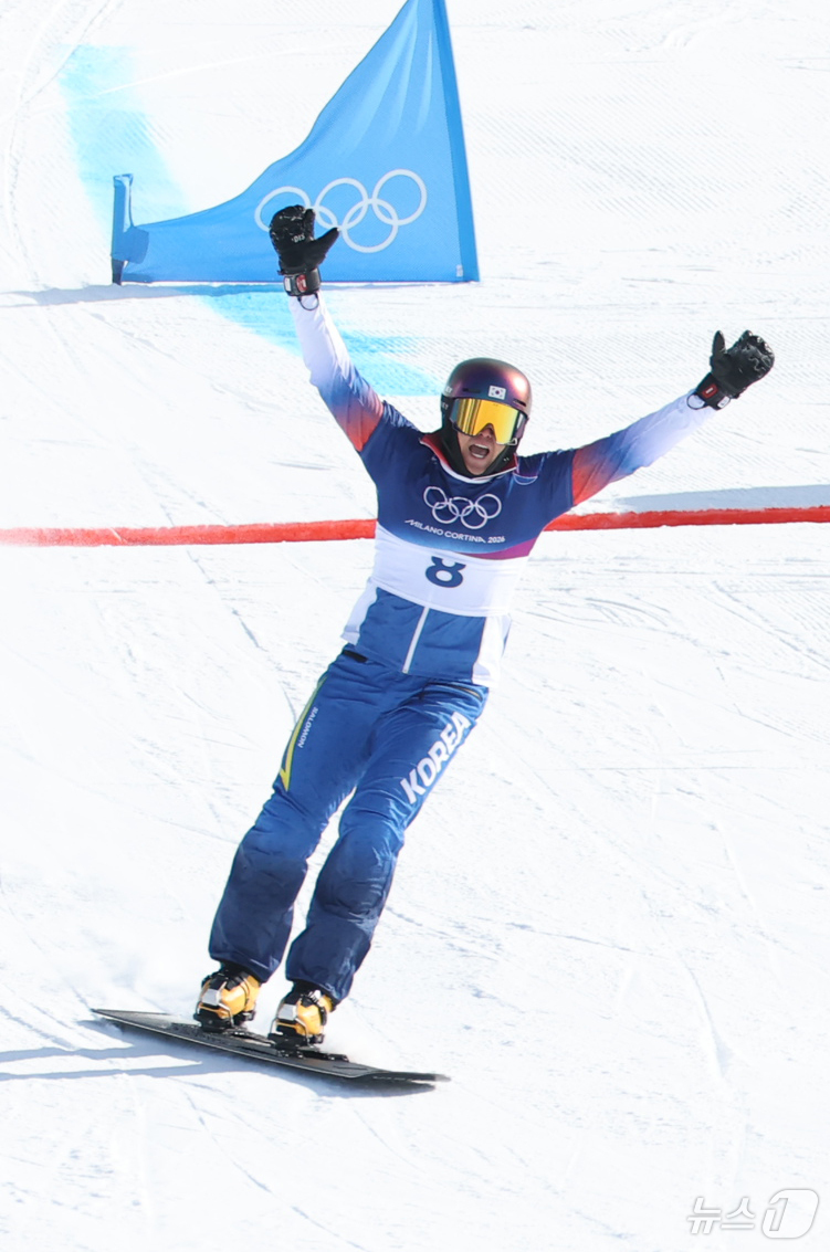 (리비뇨=뉴스1) 김진환 기자 = 스노보드 김상겸이 8일(현지시간) 이탈리아 리비뇨의 스노파크에서 열린 2026 밀라노·코르티나담페초 동계올림픽 스노보드 남자 평행 대회전 16강전 …