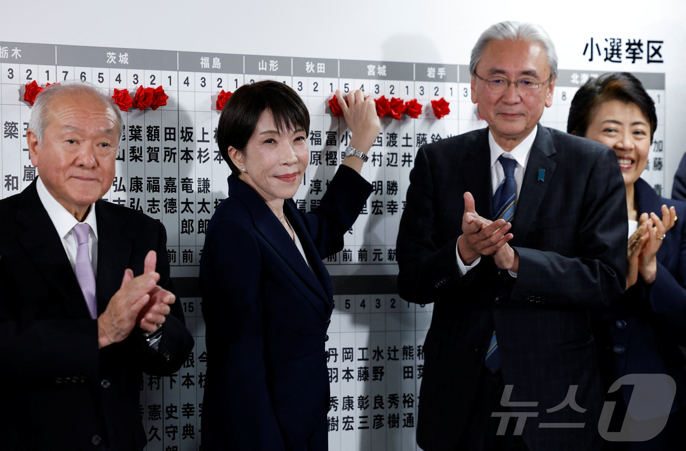 (도쿄 로이터=뉴스1) 김지완 기자 = 8일 일본 중의원 선거에서 집권 자민당이 압승한 가운데, 다카이치 사나에 총리(왼쪽에서 두번째)가 도쿄 자민당 본부를 방문해 당선자에 빨간색 …