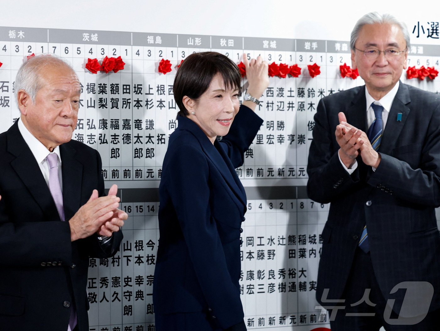 (도쿄 로이터=뉴스1) 김경민 기자 = 다카이치 사나에 일본 총리이자 자민당 총재가 8일 도쿄 자민당 본부에서 중의원 선거에서 선출된 후보의 이름에 빨간 장미를 달고 있다. 202 …