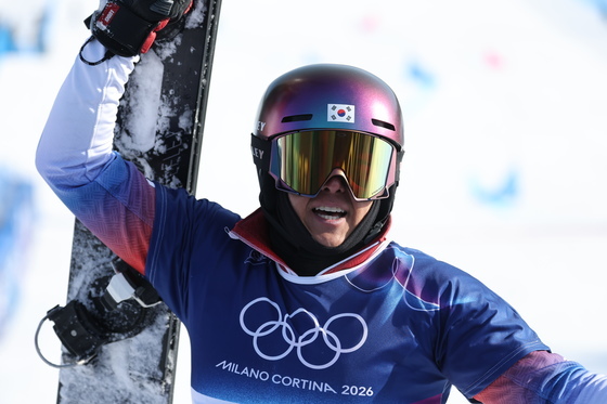 스노보드 맏형 김상겸, 평행대회전 銀 기염…한국 대회 1호 메달 [올림픽]