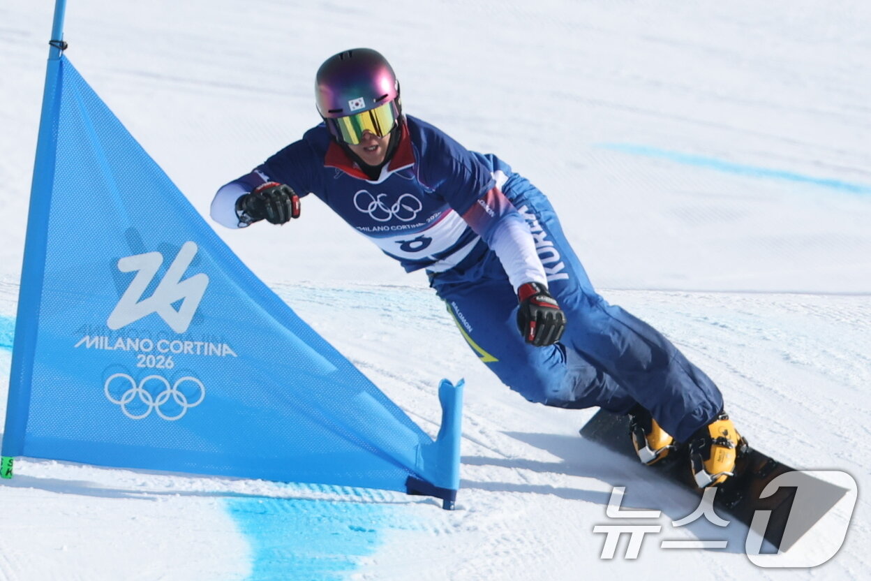 본문 이미지 - 스노보드 김상겸이 8일(현지시간) 이탈리아 리비뇨의 스노파크에서 열린 2026 밀라노·코르티나담페초 동계올림픽 스노보드 남자 평행 대회전 준결승에서 결승선을 향해 질주하고 있다. 2026.2.8 ⓒ 뉴스1 김진환 기자