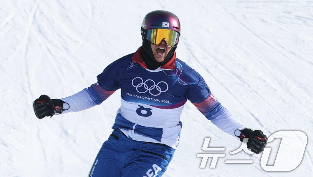 본문 이미지 - 스노보드 김상겸이 8일(현지시간) 이탈리아 리비뇨의 스노파크에서 열린 2026 밀라노·코르티나담페초 동계올림픽 스노보드 남자 평행 대회전 준결승에서 결승 진출을 확정지은 뒤 기뻐하고 있다. 2026.2.8 ⓒ 뉴스1 김진환 기자