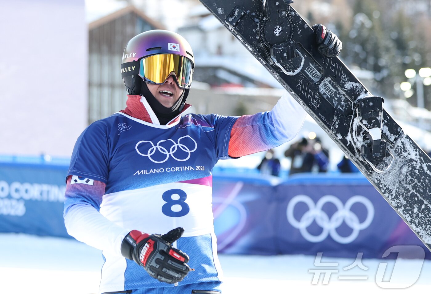 본문 이미지 - 스노보드 김상겸이 8일(현지시간) 이탈리아 리비뇨의 스노파크에서 열린 2026 밀라노·코르티나담페초 동계올림픽 스노보드 남자 평행 대회전 결승에서 은메달을 확보한 뒤 기뻐하고 있다. 2026.2.8 ⓒ 뉴스1 김진환 기자