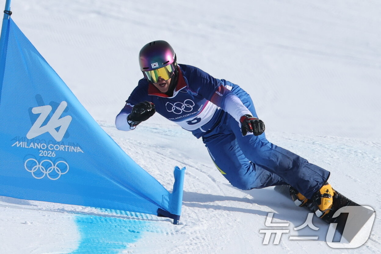 본문 이미지 - 스노보드 김상겸이 8일(현지시간) 이탈리아 리비뇨의 스노파크에서 열린 2026 밀라노·코르티나담페초 동계올림픽 스노보드 남자 평행 대회전 결승에서 결승선을 향해 질주하고 있다. 2026.2.8 ⓒ 뉴스1 김진환 기자