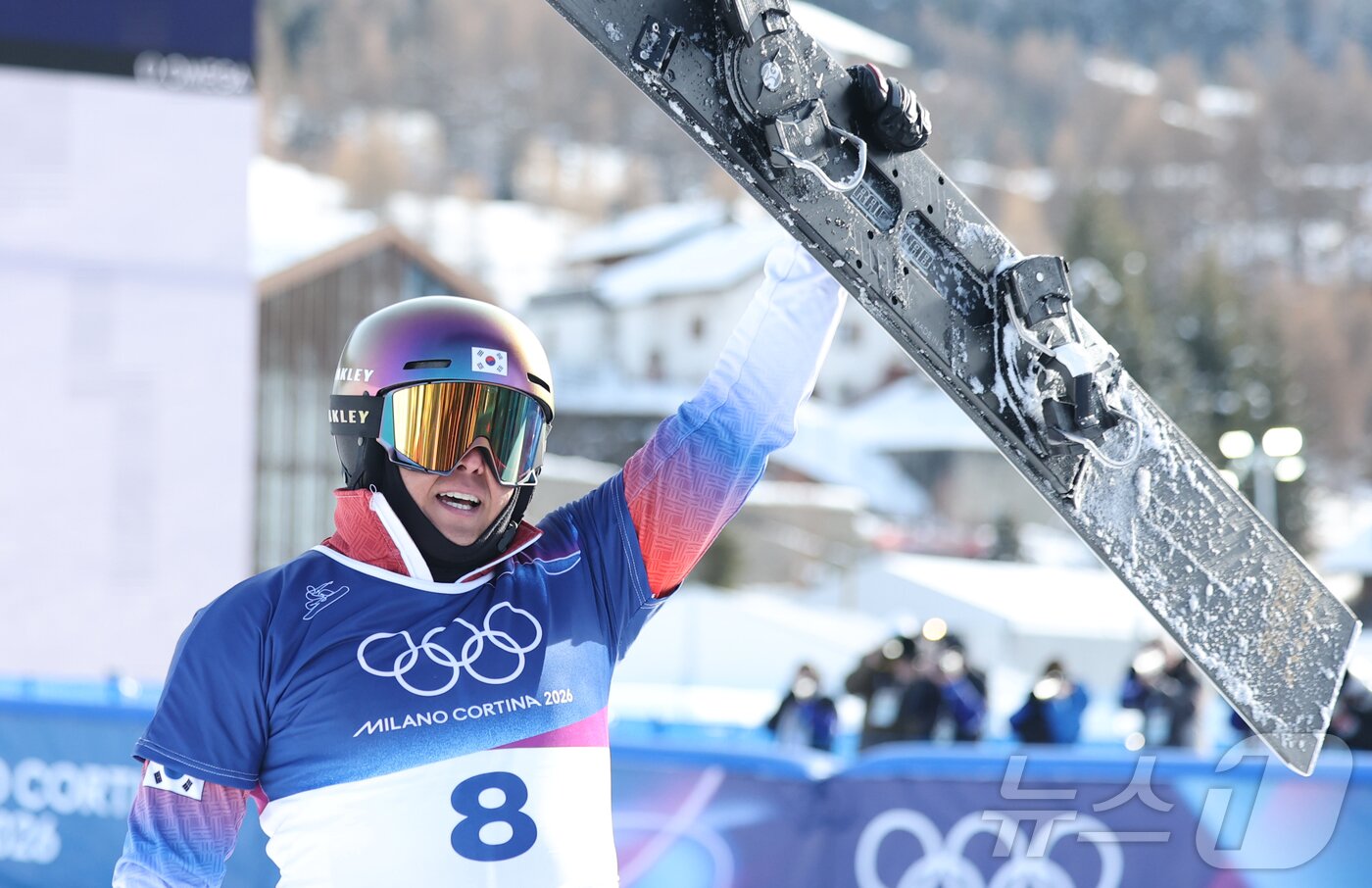 본문 이미지 - 스노보드 김상겸이 8일(현지시간) 이탈리아 리비뇨의 스노파크에서 열린 2026 밀라노·코르티나담페초 동계올림픽 스노보드 남자 평행 대회전 결승에서 은메달을 확보한 뒤 기뻐하고 있다. 2026.2.8 ⓒ 뉴스1 김진환 기자