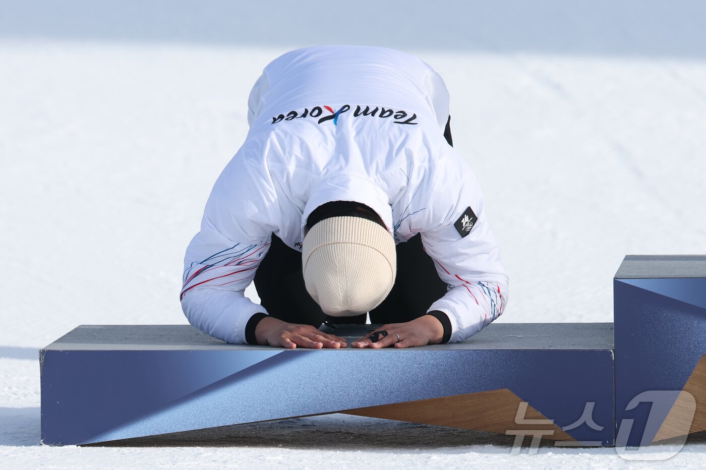 본문 이미지 - 스노보드 남자 평행 대회전 은메달을 확보한 김상겸이 8일(현지시간) 이탈리아 리비뇨의 스노파크에서 열린 2026 밀라노·코르티나담페초 동계올림픽 스노보드 남자 평행 대회전 시상식에서 큰 절을 하고 있다. 2026.2.8 ⓒ 뉴스1 김진환 기자