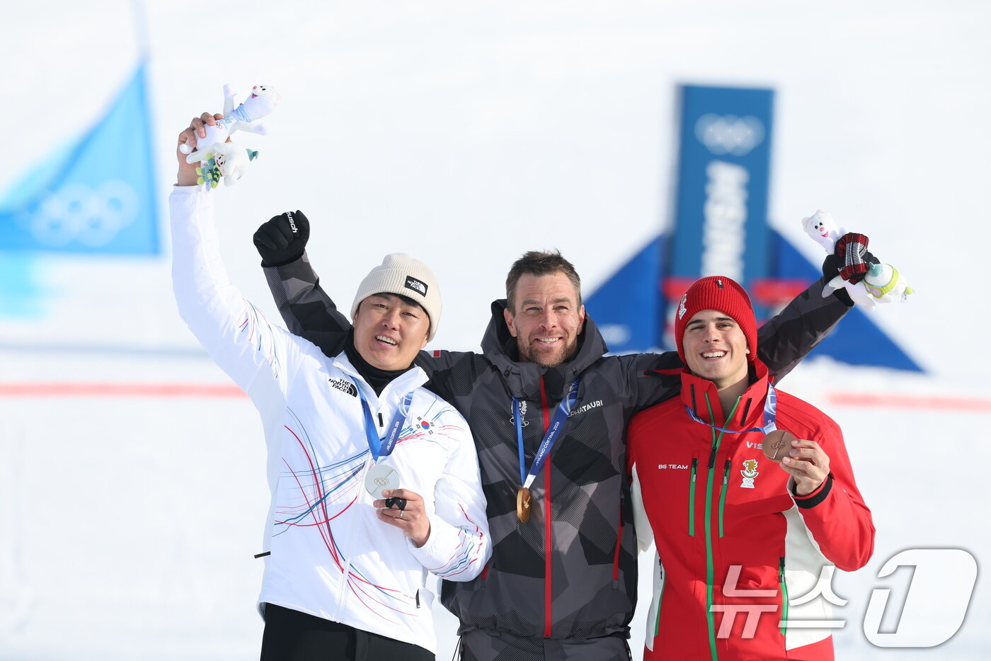 본문 이미지 - 스노보드 남자 평행 대회전 은메달을 확보한 김상겸이 8일(현지시간) 이탈리아 리비뇨의 스노파크에서 열린 2026 밀라노·코르티나담페초 동계올림픽 스노보드 남자 평행 대회전 시상식에서 기뻐하고 있다. 왼쪽부터 김상겸, 베냐민 카를(오스트리아), 테르벨 잠피로프(불가리아). 2026.2.8 ⓒ 뉴스1 김진환 기자