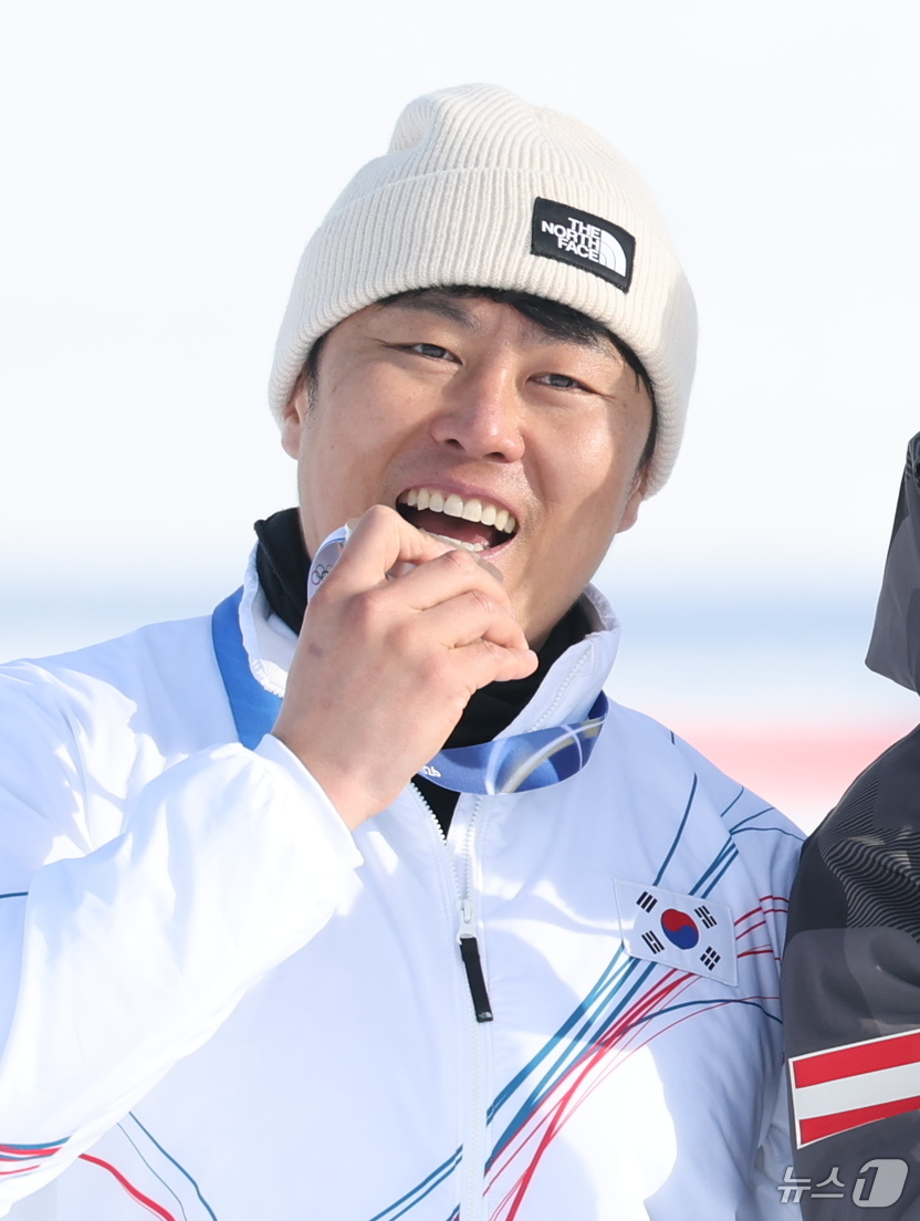 (리비뇨=뉴스1) 김진환 기자 = 스노보드 남자 평행 대회전 은메달을 확보한 김상겸이 8일(현지시간) 이탈리아 리비뇨의 스노파크에서 열린 2026 밀라노·코르티나담페초 동계올림픽 …