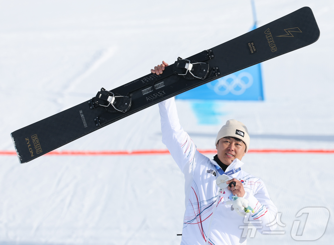 (리비뇨=뉴스1) 김진환 기자 = 스노보드 남자 평행 대회전 은메달을 확보한 김상겸이 8일(현지시간) 이탈리아 리비뇨의 스노파크에서 열린 2026 밀라노·코르티나담페초 동계올림픽 …