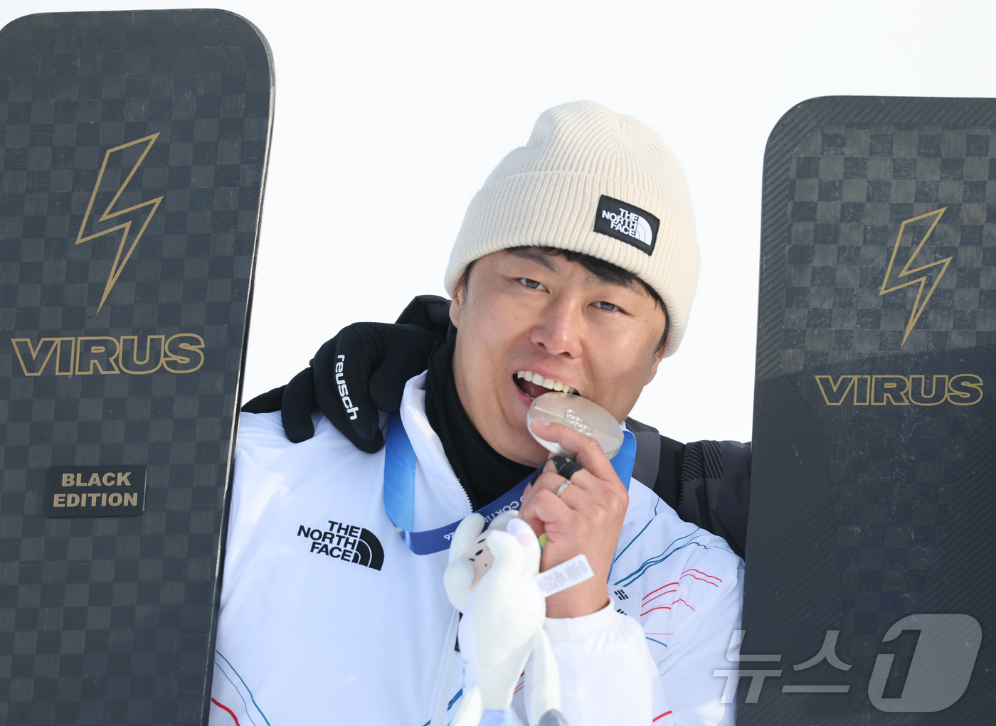 (리비뇨=뉴스1) 김진환 기자 = 스노보드 남자 평행 대회전 은메달을 확보한 김상겸이 8일(현지시간) 이탈리아 리비뇨의 스노파크에서 열린 2026 밀라노·코르티나담페초 동계올림픽 …