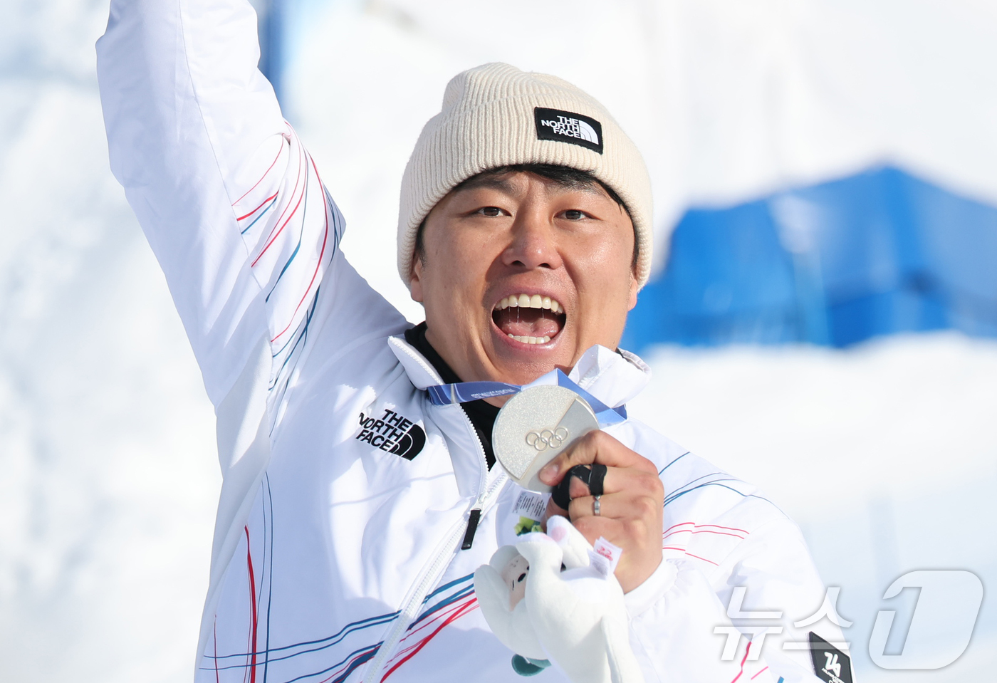 (리비뇨=뉴스1) 김진환 기자 = 스노보드 남자 평행 대회전 은메달을 확보한 김상겸이 8일(현지시간) 이탈리아 리비뇨의 스노파크에서 열린 2026 밀라노·코르티나담페초 동계올림픽 …