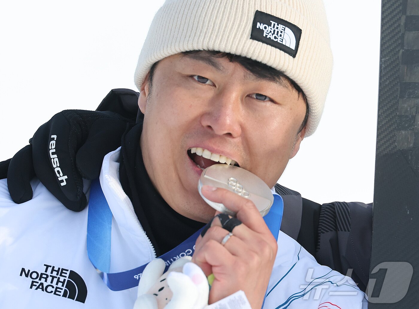 본문 이미지 - 스노보드 남자 평행 대회전 은메달을 확보한 김상겸이 8일(현지시간) 이탈리아 리비뇨의 스노파크에서 열린 2026 밀라노·코르티나담페초 동계올림픽 스노보드 남자 평행 대회전 시상식에서 기뻐하고 있다. 2026.2.8 ⓒ 뉴스1 김진환 기자