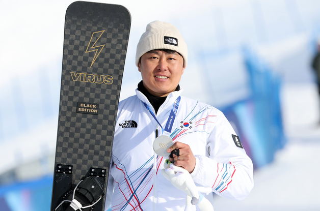 스노보드 김상겸, 동계올림픽 한국 첫 메달…평행대회전 은메달