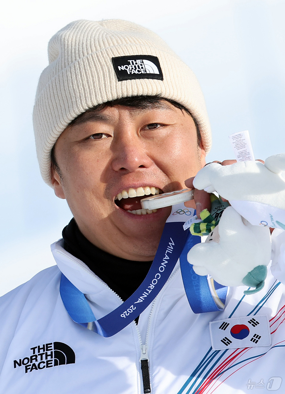 (리비뇨=뉴스1) 김진환 기자 = 스노보드 김상겸이 8일(현지시간) 이탈리아 리비뇨의 스노파크에서 열린 2026 밀라노·코르티나담페초 동계올림픽 스노보드 남자 평행 대회전에서 기뻐 …