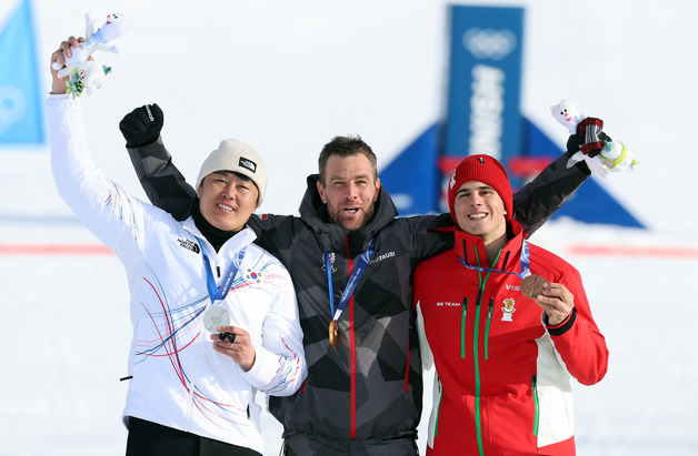 스노보드 '맏형' 김상겸, 은메달...올림픽 역사상 '400번째' 메달