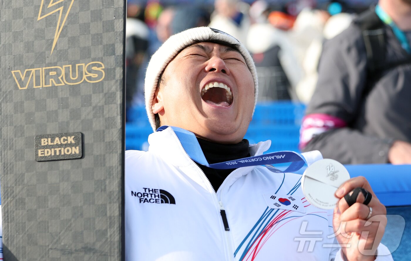본문 이미지 - 스노보드 남자 평행 대회전에서 값진 은메달을 획득한 김상겸이 8일(현지시간) 이탈리아 리비뇨의 스노파크에서 열린 2026 밀라노·코르티나담페초 동계올림픽 스노보드 남자 평행 대회전 시상식을 마친 뒤 기뻐하고 있다. 2026.2.8 ⓒ 뉴스1 김진환 기자