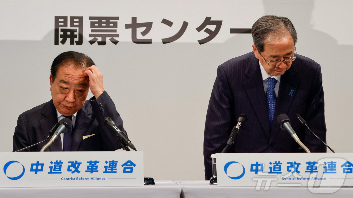 본문 이미지 - 노다 요시히코·사이토 데쓰오 중도개혁연합 공동대표가 8일 총선 출구조사 이후 도쿄에서 기자회견을 갖고 있다. 2026.2.8 ⓒ 로이터=뉴스1