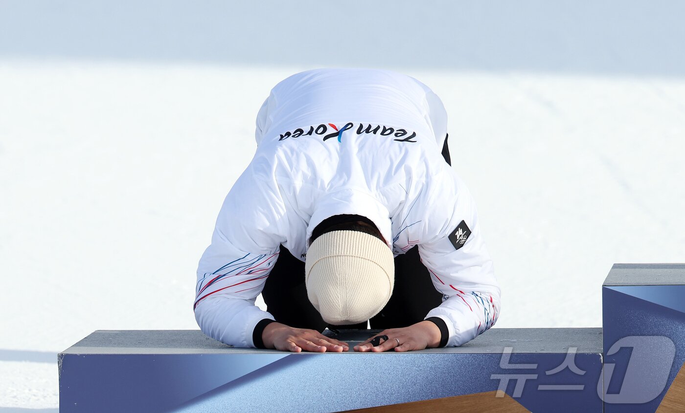 본문 이미지 - 스노보드 남자 평행 대회전에서 값진 은메달을 획득한 김상겸이 8일(현지시간) 이탈리아 리비뇨의 스노파크에서 열린 2026 밀라노·코르티나담페초 동계올림픽 스노보드 남자 평행 대회전 시상식에서 큰절을 하고 있다. 2026.2.8 ⓒ 뉴스1 김진환 기자
