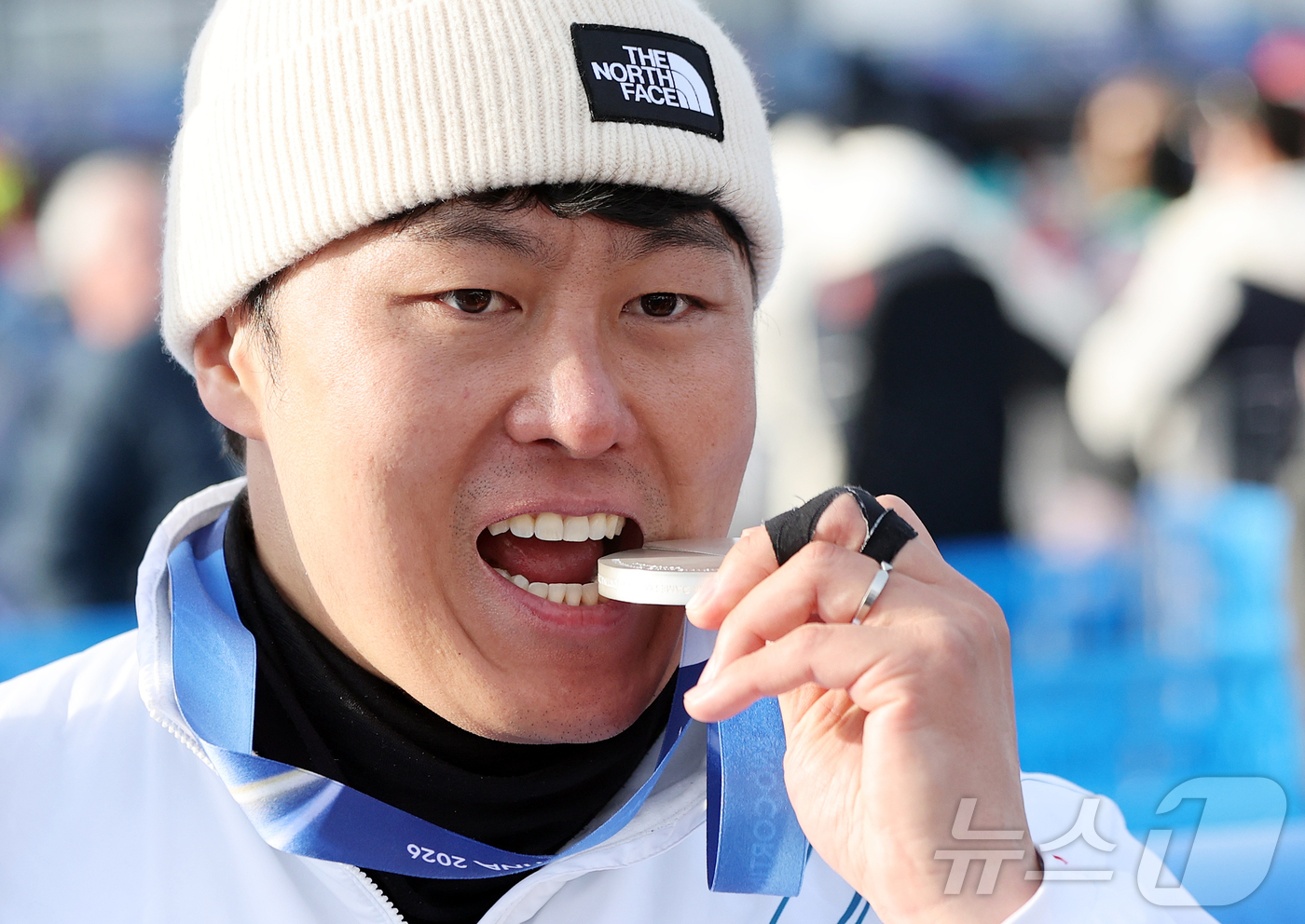 (리비뇨=뉴스1) 김진환 기자 = 스노보드 남자 평행 대회전에서 값진 은메달을 획득한 김상겸이 8일(현지시간) 이탈리아 리비뇨의 스노파크에서 열린 2026 밀라노·코르티나담페초 동 …