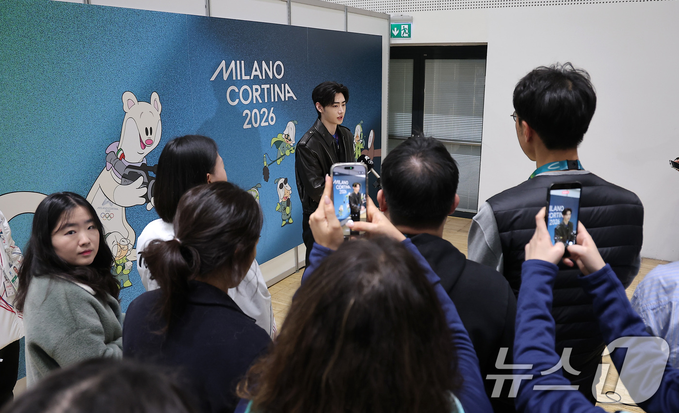 (밀라노=뉴스1) 김성진 기자 = 가수 엔하이픈 성훈이 8일(현지시간) 이탈리아 밀라노 메인프레스센터(MPC)에서 인터뷰를 하고 있다. 2026.2.9/뉴스1