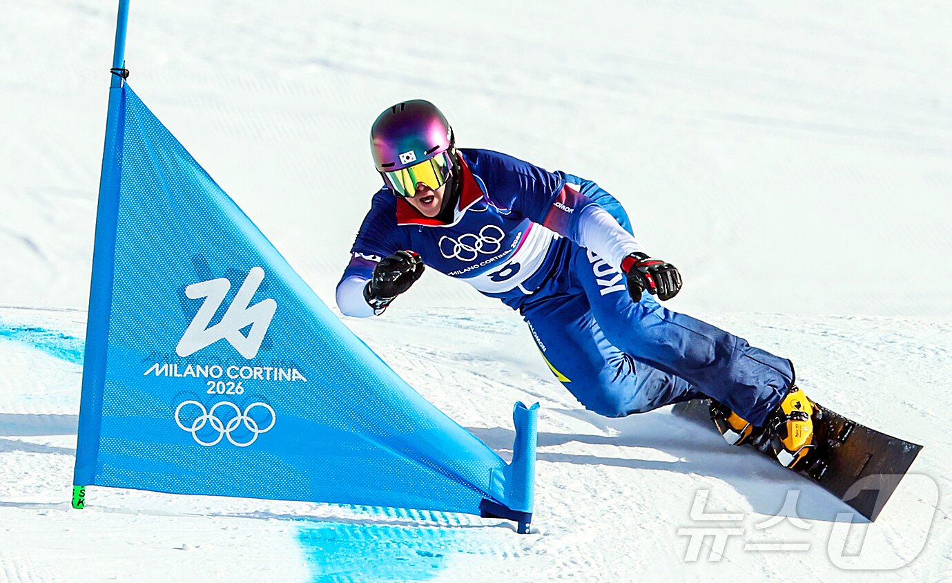 본문 이미지 - 스노보드 김상겸이 8일(현지시간) 이탈리아 리비뇨의 스노파크에서 열린 2026 밀라노·코르티나담페초 동계올림픽 스노보드 남자 평행 대회전 결승에서 결승선을 향해 질주하고 있다. 김상겸은 결승전에서 칼 벤자민(오스트리아)에 0.19초 뒤져 은메달의 주인공이 됐다. 2026.2.8 ⓒ 뉴스1 김진환 기자