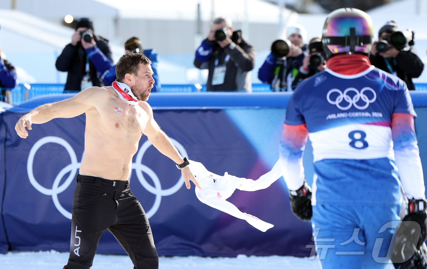 (리비뇨=뉴스1) 김진환 기자 = 스노보드 오스트리아 벤야민 카를이 8일(현지 시간) 이탈리아 리비뇨 스노우파크에서 열린 2026 밀라노·코르티나 담페초 동계올림픽 스노보드 남자 …