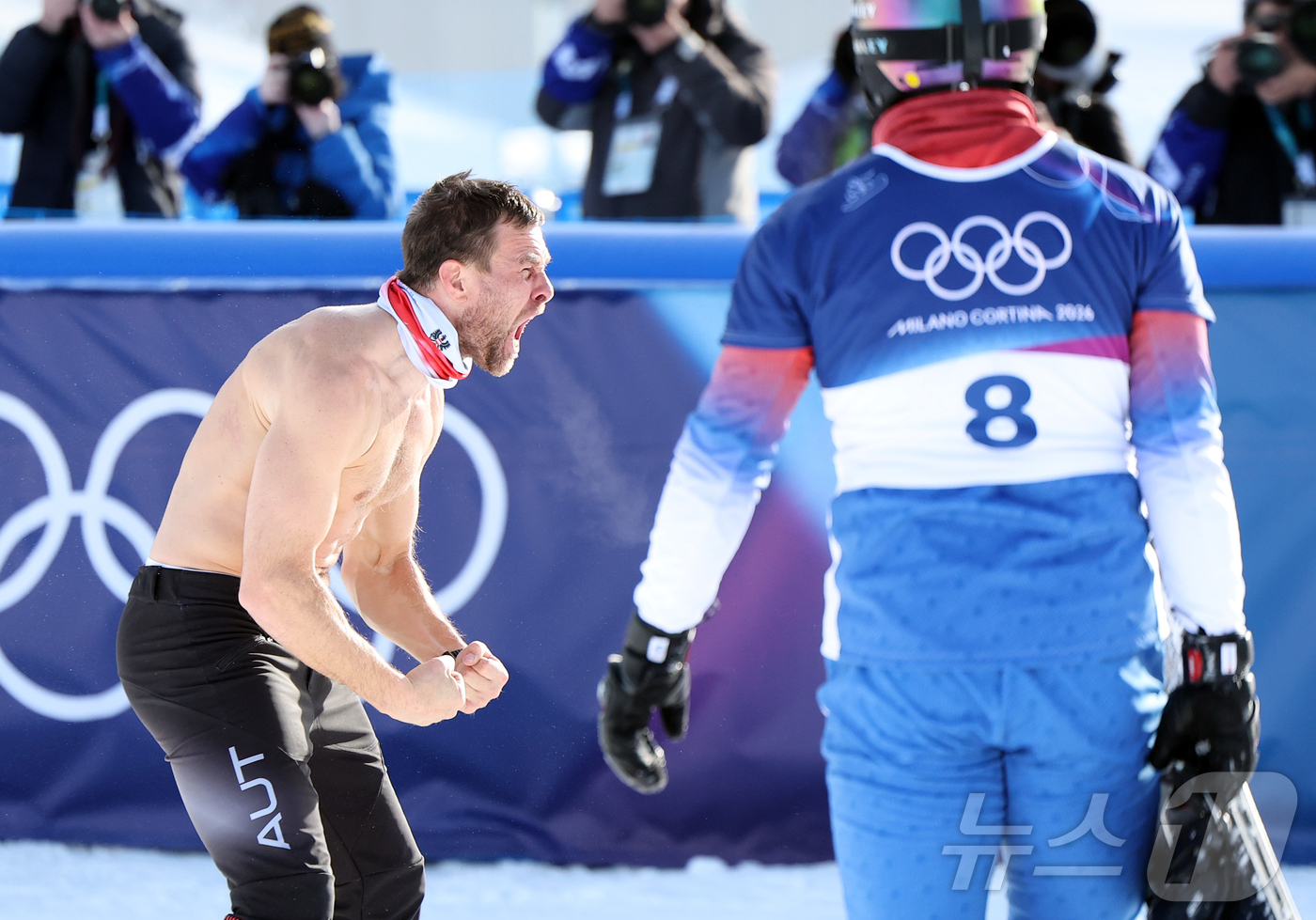 (리비뇨=뉴스1) 김진환 기자 = 스노보드 오스트리아 벤야민 카를이 8일(현지 시간) 이탈리아 리비뇨 스노우파크에서 열린 2026 밀라노·코르티나 담페초 동계올림픽 스노보드 남자 …