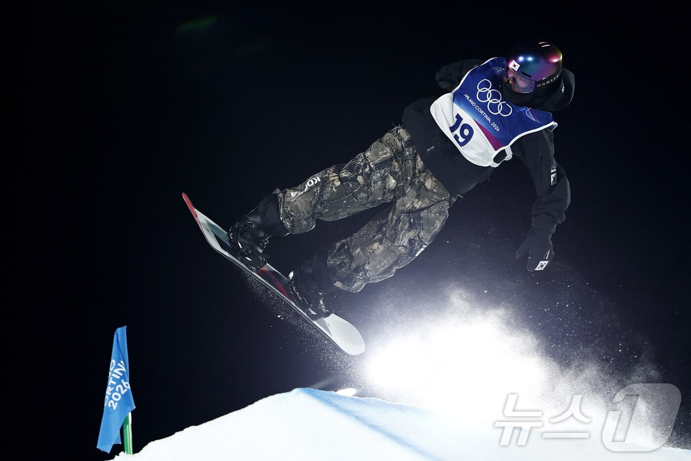 본문 이미지 - 스노보드 빅에어에서 연기 중인 유승은. ⓒ 로이터=뉴스1