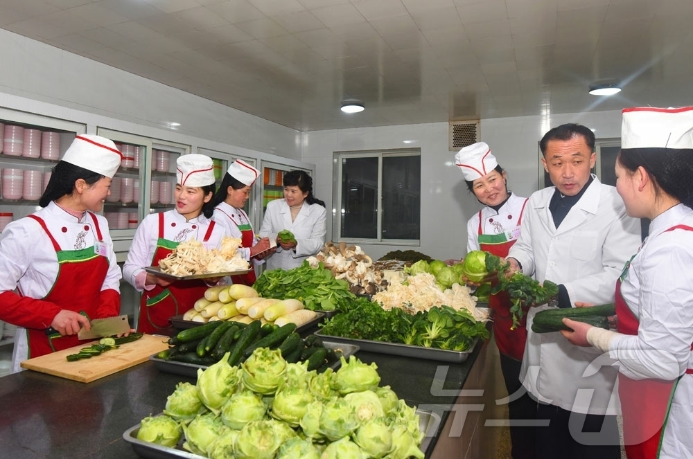 (평양 노동신문=뉴스1) = 북한 노동당 기관지 노동신문은 9일 "새로 일떠선 신의주온실종합농장에 첫물 남새(채소) 수확의 흐뭇한 광경이 펼쳐졌다"라고 보도했다. [국내에서만 사용 …