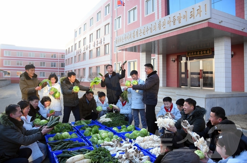 (평양 노동신문=뉴스1) = 북한 노동당 기관지 노동신문은 9일 "새로 일떠선 신의주온실종합농장에 첫물 남새(채소) 수확의 흐뭇한 광경이 펼쳐졌다"라고 보도했다. [국내에서만 사용 …