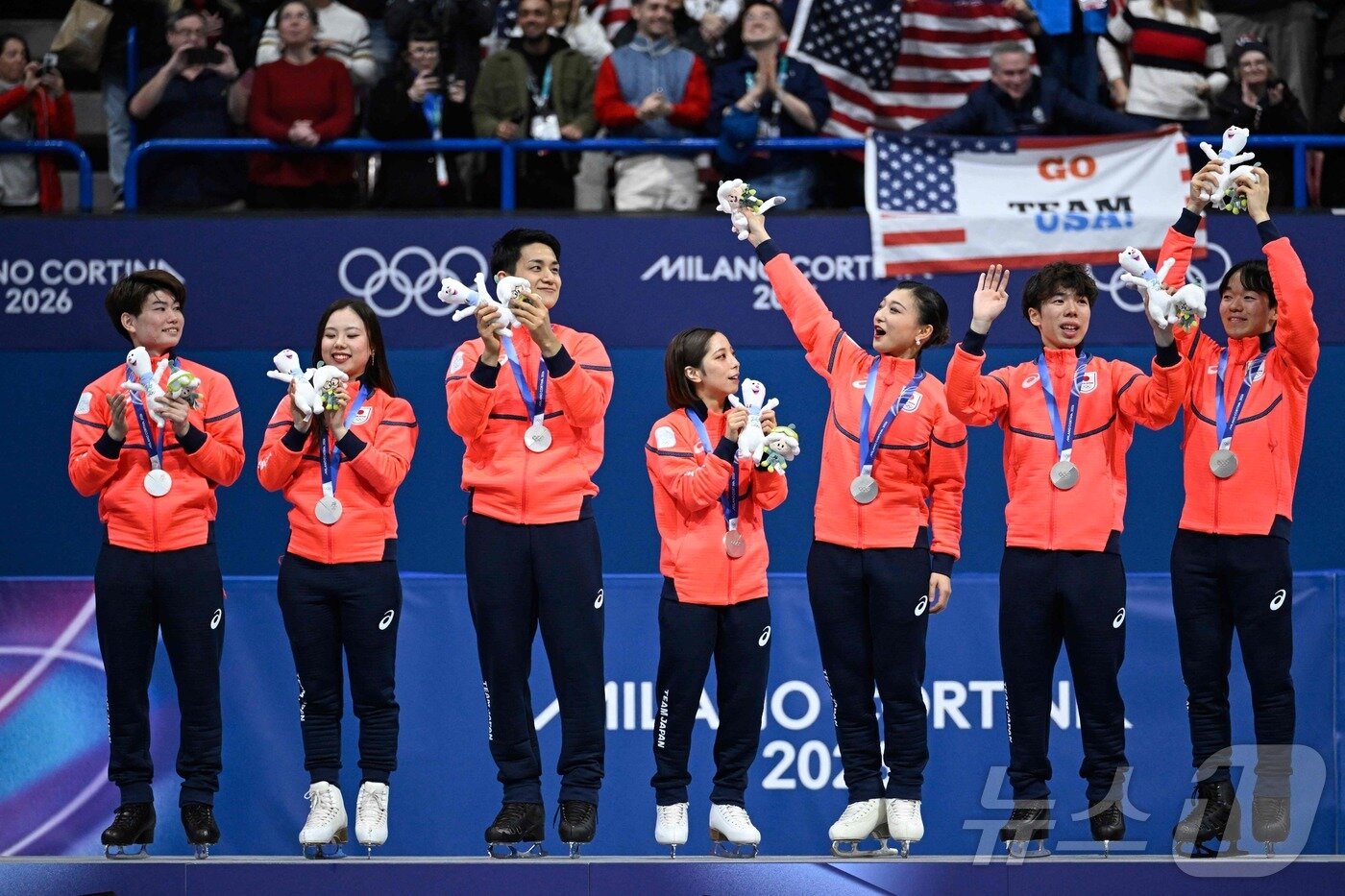 본문 이미지 - 일본이 9일(한국시간) 이탈리아 밀라노에서 열린 2026 밀라노·코르티나담페초 동계 올림픽 피겨스케이팅 팀 이벤트에서 은메달을 획득했다. ⓒ AFP=뉴스1