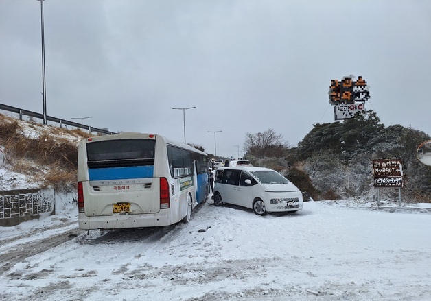 버스-승합차 '쿵' 3명 부상…제주 눈길 사고 속출