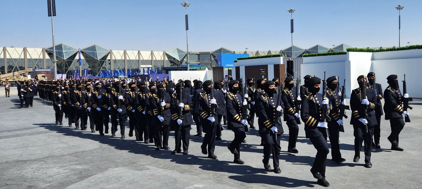 본문 이미지 - 사우디아라비아 여군 의장대가 8일(현지시간) 사우디아라비아 수도 리야드에서 열린 '국제방산전시회(WDS) 2026'에서 행진 예행연습을 하고 있다.(국방부 공동취재단)