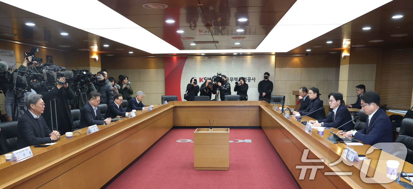 (서울=뉴스1) 이광호 기자 = 김정관 산업통상부 장관이 9일 오전 서울 한국무역보험공사에서 열린 경제단체 긴급현안 점검회의에서 발언하고 있다. 2026.2.9/뉴스1