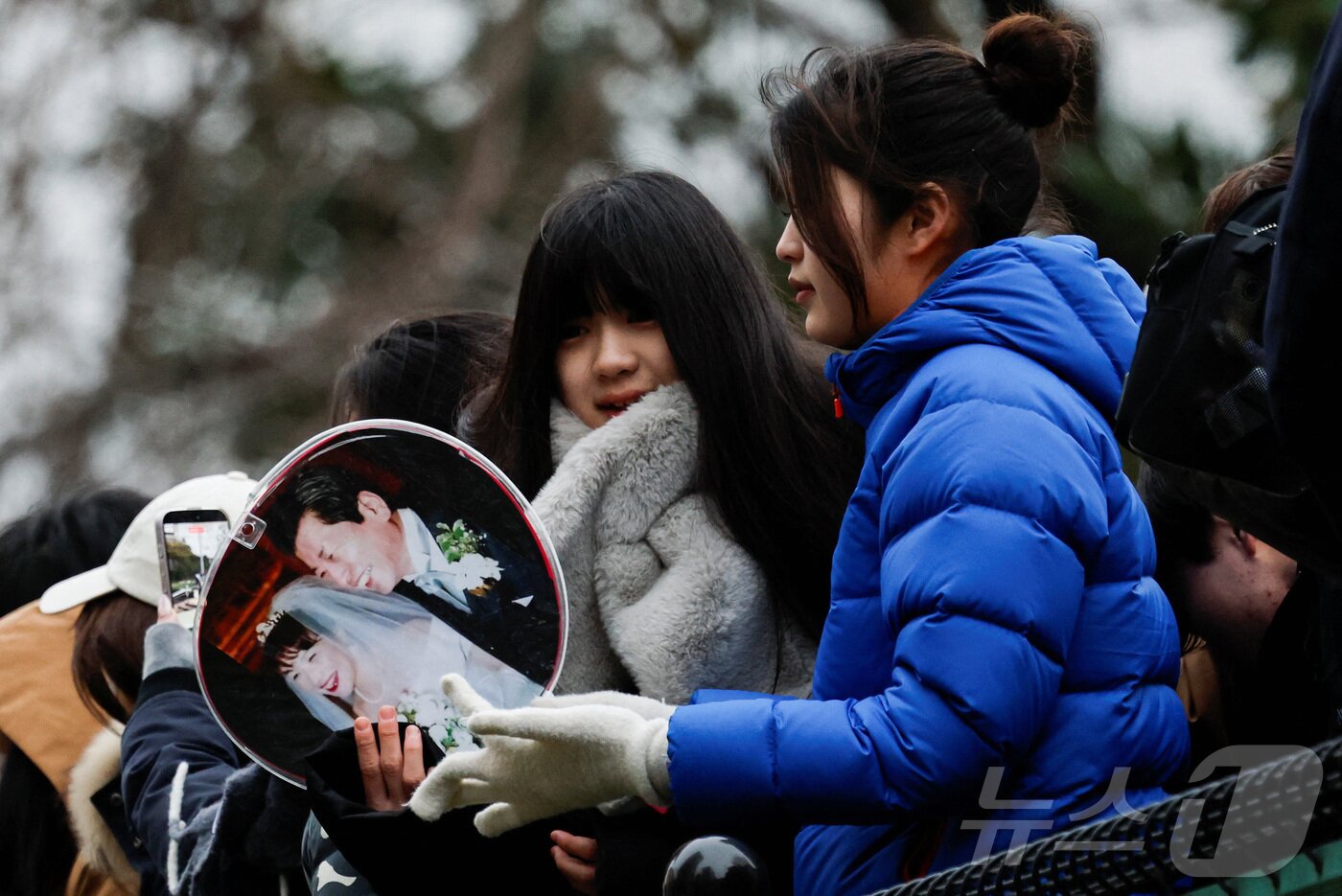 본문 이미지 - 일본 중의원 선거를 하루 앞둔 7일 도쿄 선거 유세 행사장에서 한 여성이 자민당의 총재인 다카이치 사나에 총리의 결혼사진이 담긴 부채를 들고 있다. 2026.02.07 ⓒ 로이터=뉴스1