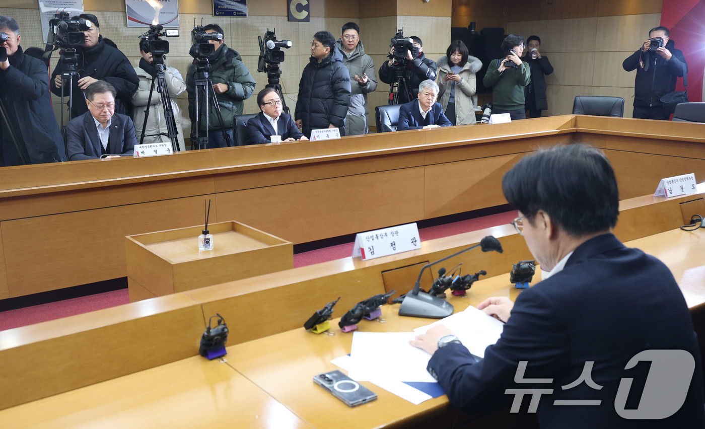 (서울=뉴스1) 이광호 기자 = 박일준 대한상공회의소 부회장(왼쪽)이 9일 오전 서울 한국무역보험공사에서 열린 경제단체 긴급현안 점검회의에서 김정관 산업통상부 장관의 발언을 듣고 …