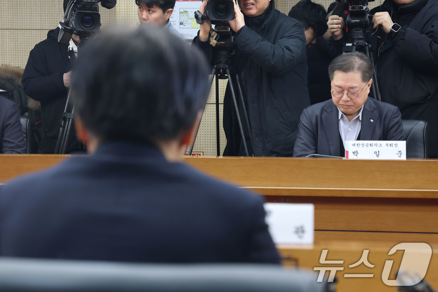 (서울=뉴스1) 이광호 기자 = 박일준 대한상공회의소 부회장이 9일 오전 서울 한국무역보험공사에서 열린 경제단체 긴급현안 점검회의에서 김정관 산업통상부 장관의 발언을 듣고 있다. …