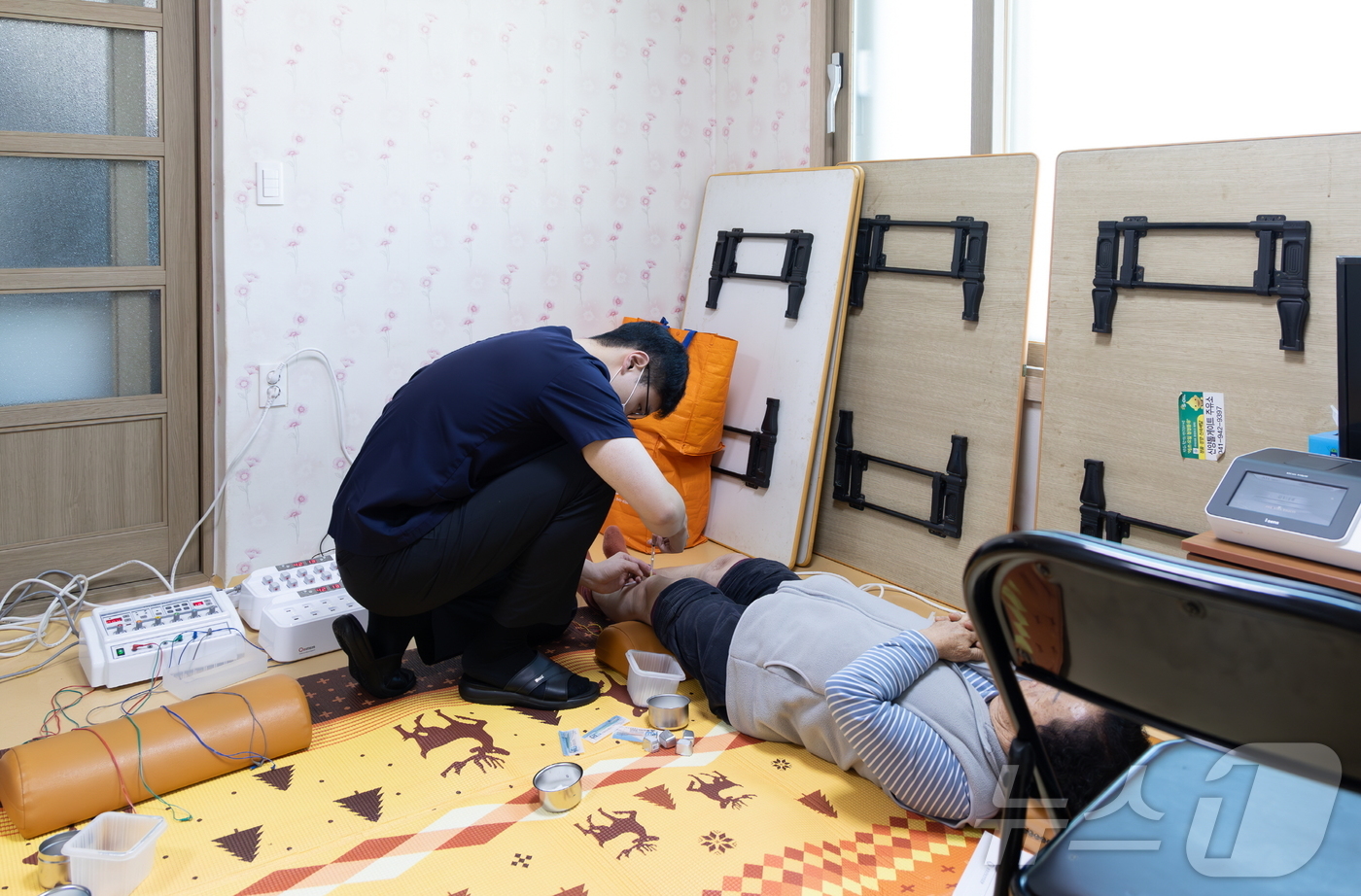 (청양=뉴스1) 이동원 기자 = 청양군(군수 김돈곤)이 의료 사각지대 해소를 위해 추진하는 ‘찾아가는 의료원’이 지난 7일 운곡면 미량1리 마을회관에서 올해 첫 진료를 시작하며 본 …