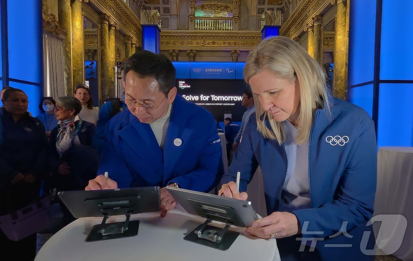 (서울=뉴스1) = 삼성전자는 국제올림픽위원회(IOC)와 8일(현지시간) 이탈리아 밀라노에 위치한 삼성 하우스에서 글로벌 청소년 CSR 프로그램 '삼성 솔브포투모로우' 홍보대사 위 …
