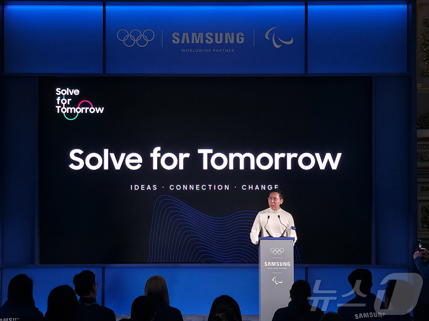 (서울=뉴스1) = 삼성전자는 국제올림픽위원회(IOC)와 8일(현지시간) 이탈리아 밀라노에 위치한 삼성 하우스에서 글로벌 청소년 CSR 프로그램 '삼성 솔브포투모로우' 홍보대사 위 …