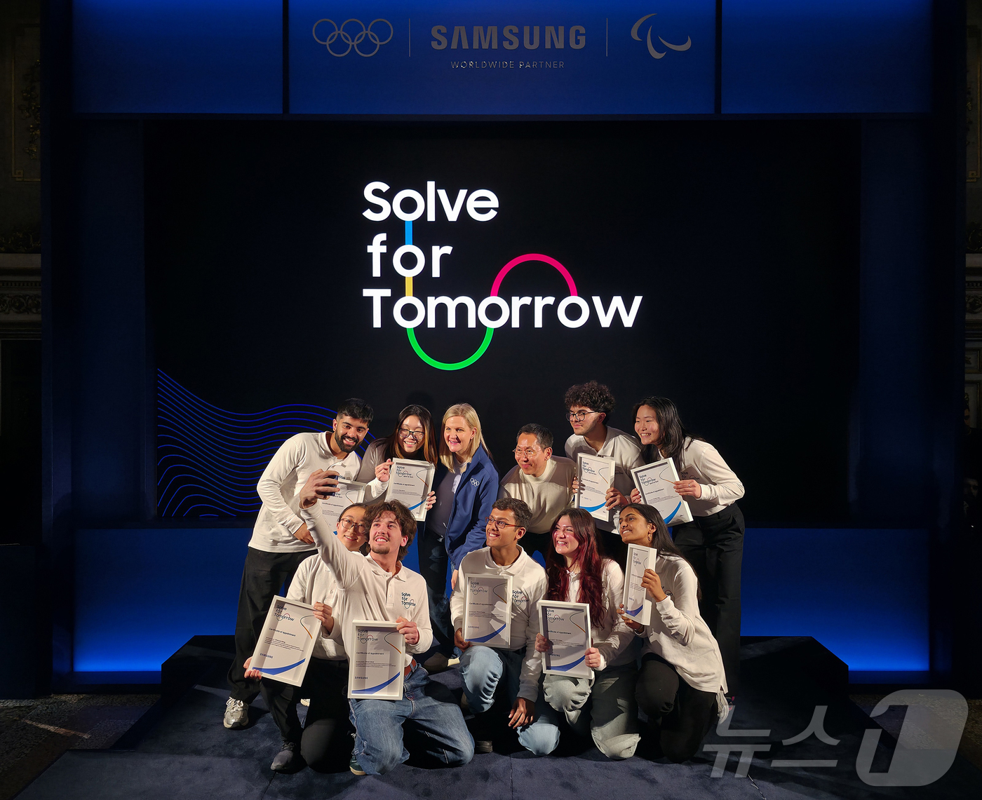 (서울=뉴스1) = 삼성전자는 국제올림픽위원회(IOC)와 8일(현지시간) 이탈리아 밀라노에 위치한 삼성 하우스에서 글로벌 청소년 CSR 프로그램 '삼성 솔브포투모로우' 홍보대사 위 …