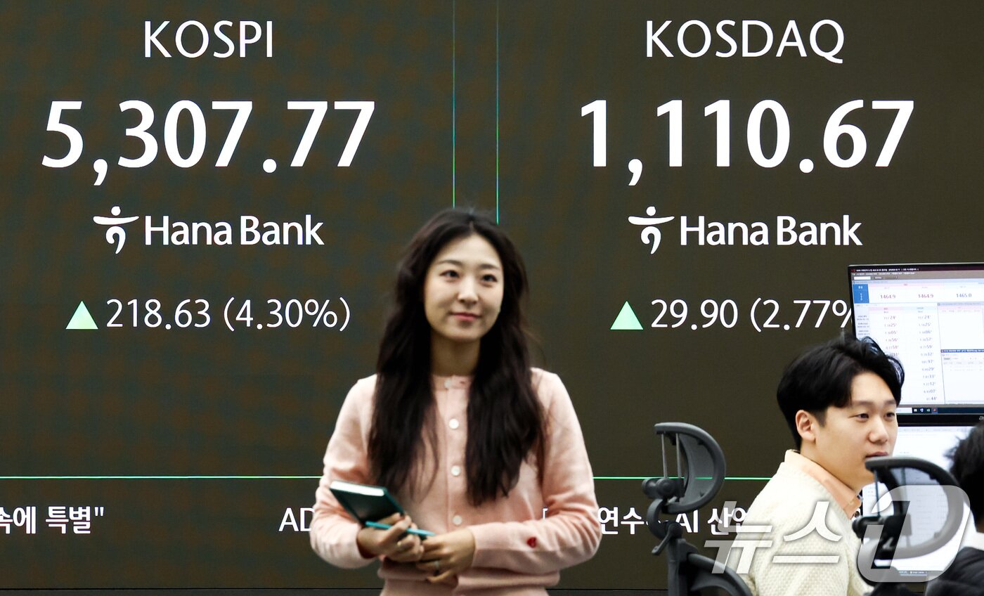 본문 이미지 - 코스피가 상승 출발한 9일 서울 중구 하나은행 본점 딜링룸 전광판에 증시 시황이 표시되어 있다. 2026.2.9 ⓒ 뉴스1 최지환 기자