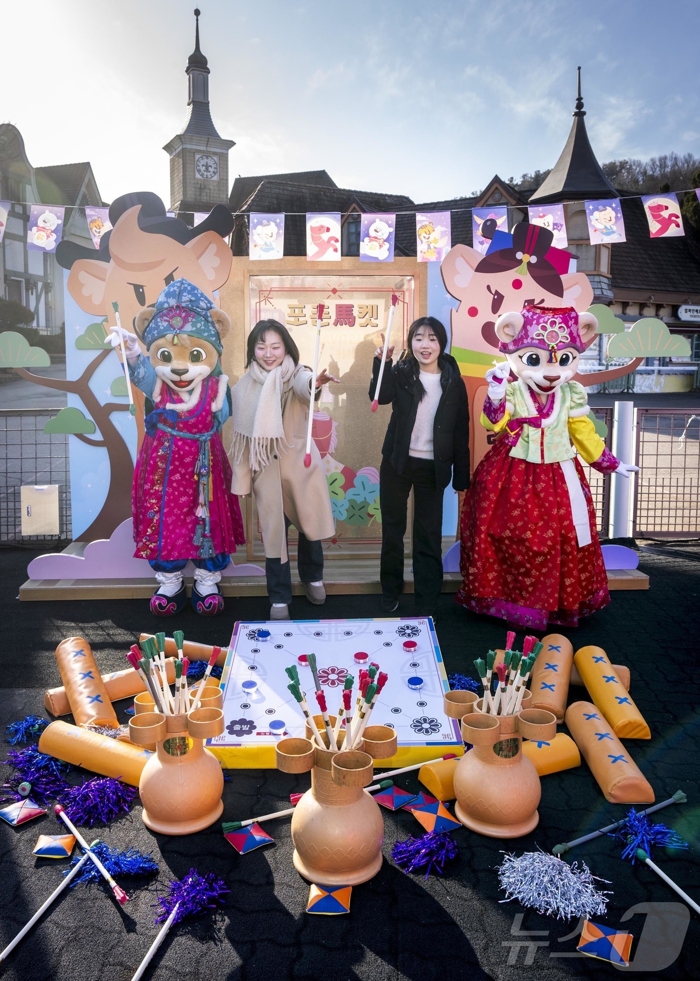 (서울=뉴스1) = 에버랜드가 오는 14일부터 닷새간 이어지는 설 연휴 기간 윷놀이, 투호던지기 등 전통놀이와 이색 운세 체험 등 다양한 명절 프로그램을 선보인다고 9일 밝혔다. …