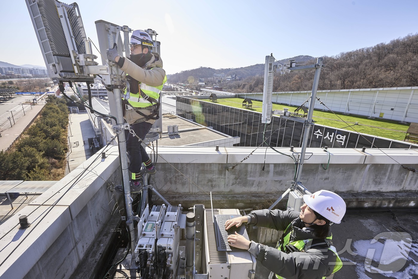(서울=뉴스1) = SK텔레콤이 설 명절과 동계올림픽 기간을 맞아 안정적인 서비스를 제공하기 위해 특별 소통대책을 가동한다고 9일 밝혔다. 사진은 SKT, SK오앤에스 직원들이 수 …